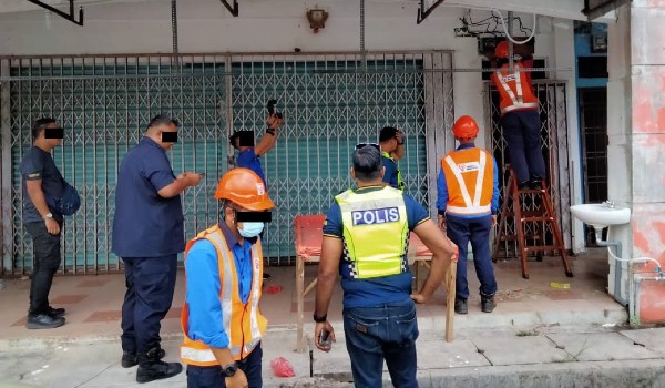 Polis dan TNB potong bekalan elektrik 122 premis judi haram di Johor